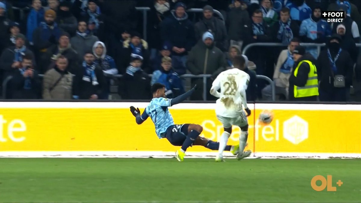 N’y avait-il pas penalty pour l’OL sur cette action précédant le but havrais ? 🥶

📸 <a href="/OLPlus_/">OL Plus</a>