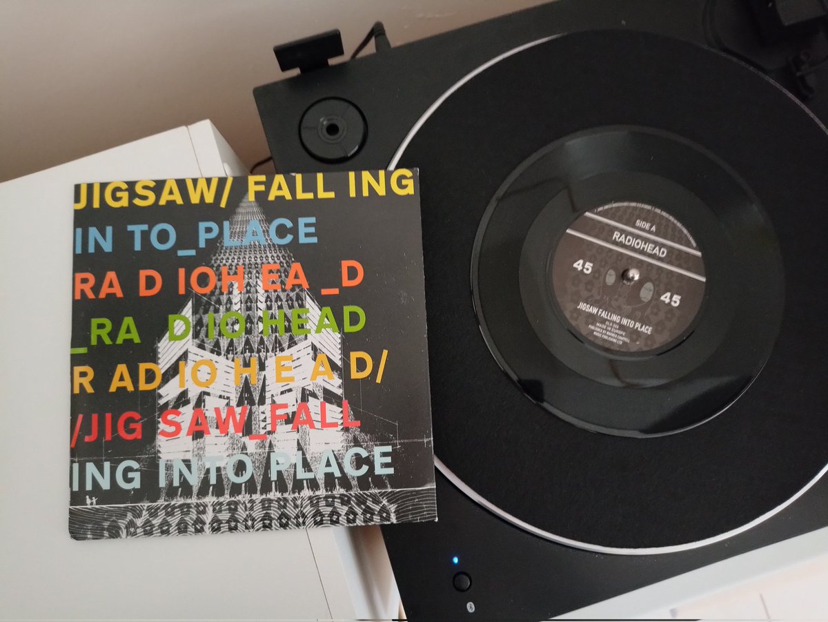 ExitMusicAr's tweet photo. #radiohead lanzó "Jigsaw Falling Into Place" como primer corte físico de #inrainbows, en enero de 2008. El lanzamiento incluye dos canciones grabadas por #thomyorke en #fromthebasement. 
#jonnygreenwood #colingreenwood #edobrien #philipselway #stanleydonwood https://t.co/yTWxyHk9yz