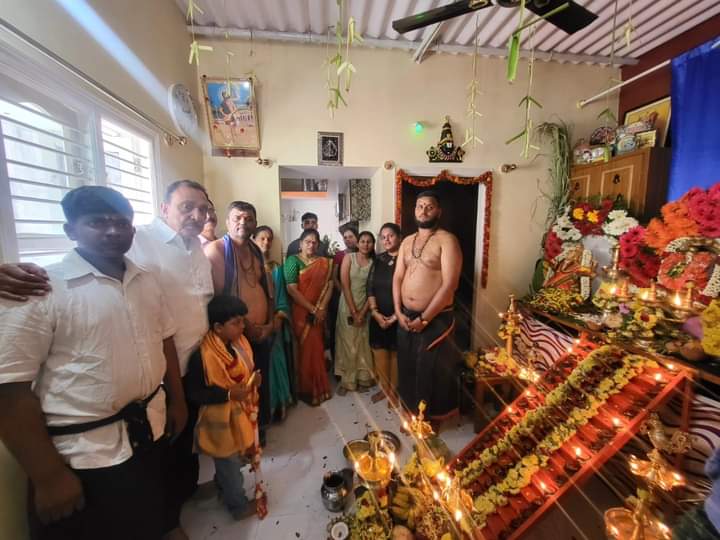 INCBangaloreSo1's tweet photo. #ಬಾಪೂಜಿನಗರ ವಾರ್ಡ್ 124ರ ವ್ಯಾಪ್ತಿಯಲ್ಲಿ ಆಯೋಜಿಸಿದ ಶ್ರೀ ಧರ್ಮಶಾಸ್ತ ಅಯ್ಯಪ್ಪ ಸ್ವಾಮಿಯ ಪೂಜಾ ಕಾರ್ಯಕ್ರಮದಲ್ಲಿ @mkrishnappa_MLA  ಭಾಗವಹಿಸಿ, ಆಶೀರ್ವಾದ ಪಡೆಯಲಾಯಿತು.

#mkrishnappa #PriyaKrishna #pradeepkrishnappa https://t.co/a7NhSyswgM