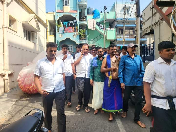 INCBangaloreSo1's tweet photo. #ಬಾಪೂಜಿನಗರ ವಾರ್ಡ್ 124ರ ವ್ಯಾಪ್ತಿಯಲ್ಲಿ ಆಯೋಜಿಸಿದ ಶ್ರೀ ಧರ್ಮಶಾಸ್ತ ಅಯ್ಯಪ್ಪ ಸ್ವಾಮಿಯ ಪೂಜಾ ಕಾರ್ಯಕ್ರಮದಲ್ಲಿ @mkrishnappa_MLA  ಭಾಗವಹಿಸಿ, ಆಶೀರ್ವಾದ ಪಡೆಯಲಾಯಿತು.

#mkrishnappa #PriyaKrishna #pradeepkrishnappa https://t.co/a7NhSyswgM