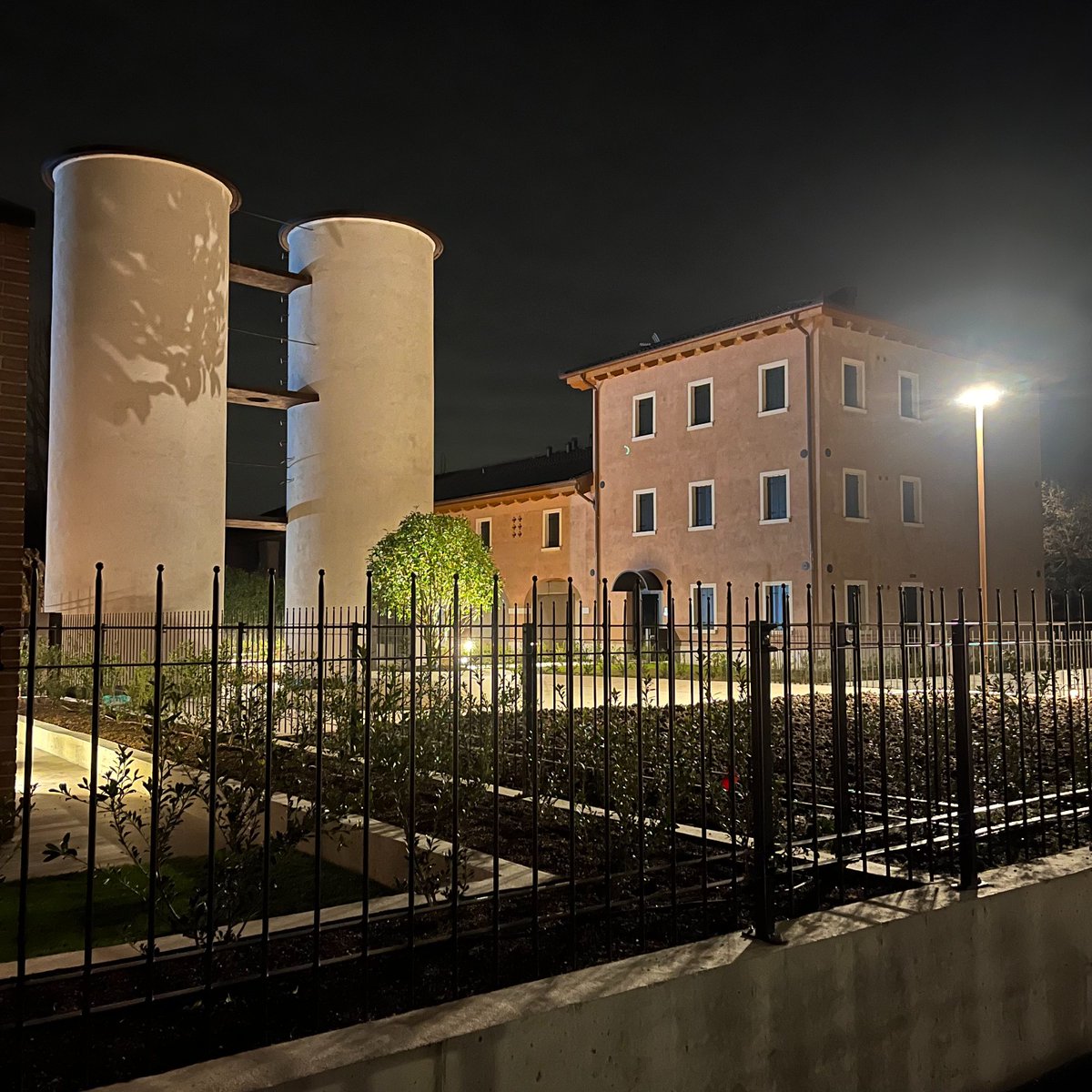 PellizzariGroup's tweet photo. 🏠Abbiamo terminato i lavori presso il residence Ca' Dei Nai.
I nostri tecnici hanno progettato, installato e realizzato gli impianti elettrici di due case a schiera, tre appartamenti e una casa singola.

#impiantielettrici #sicurezza #Fotovoltaico https://t.co/i4mztZUQn2