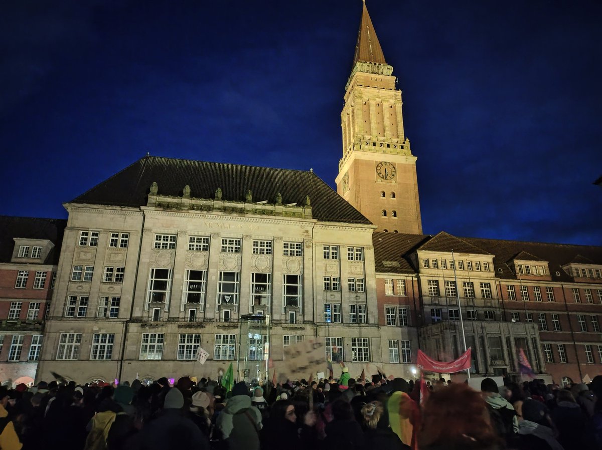 500 waren angemeldet, mindestens 8000 kamen und waren #LAUTgegenRechts
Stolz auf #Kiel ❤️✊.