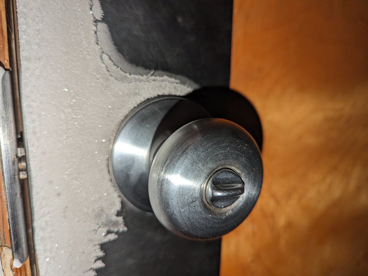 pfhyper's tweet photo. That is frost! Inside door knob. https://t.co/PcLxL74nGJ