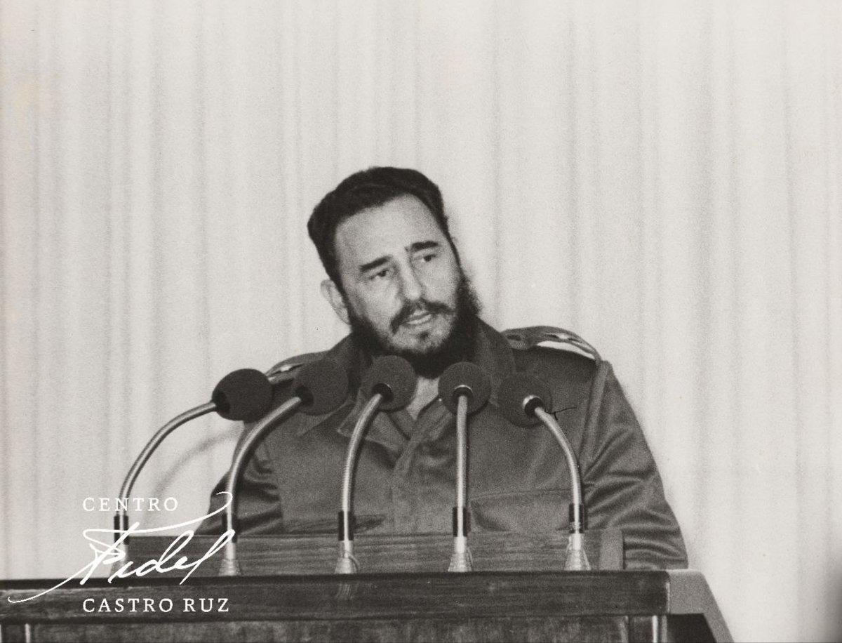 #Fidel:"Las tecnologías más sofisticadas con las que se pretende convertirnos en esclavos o súbditos de un poder imperial universal, no pueden ni podrán vencer jamás la conciencia y la inteligencia de los seres humanos". #NuestraRevolución #FidelVive