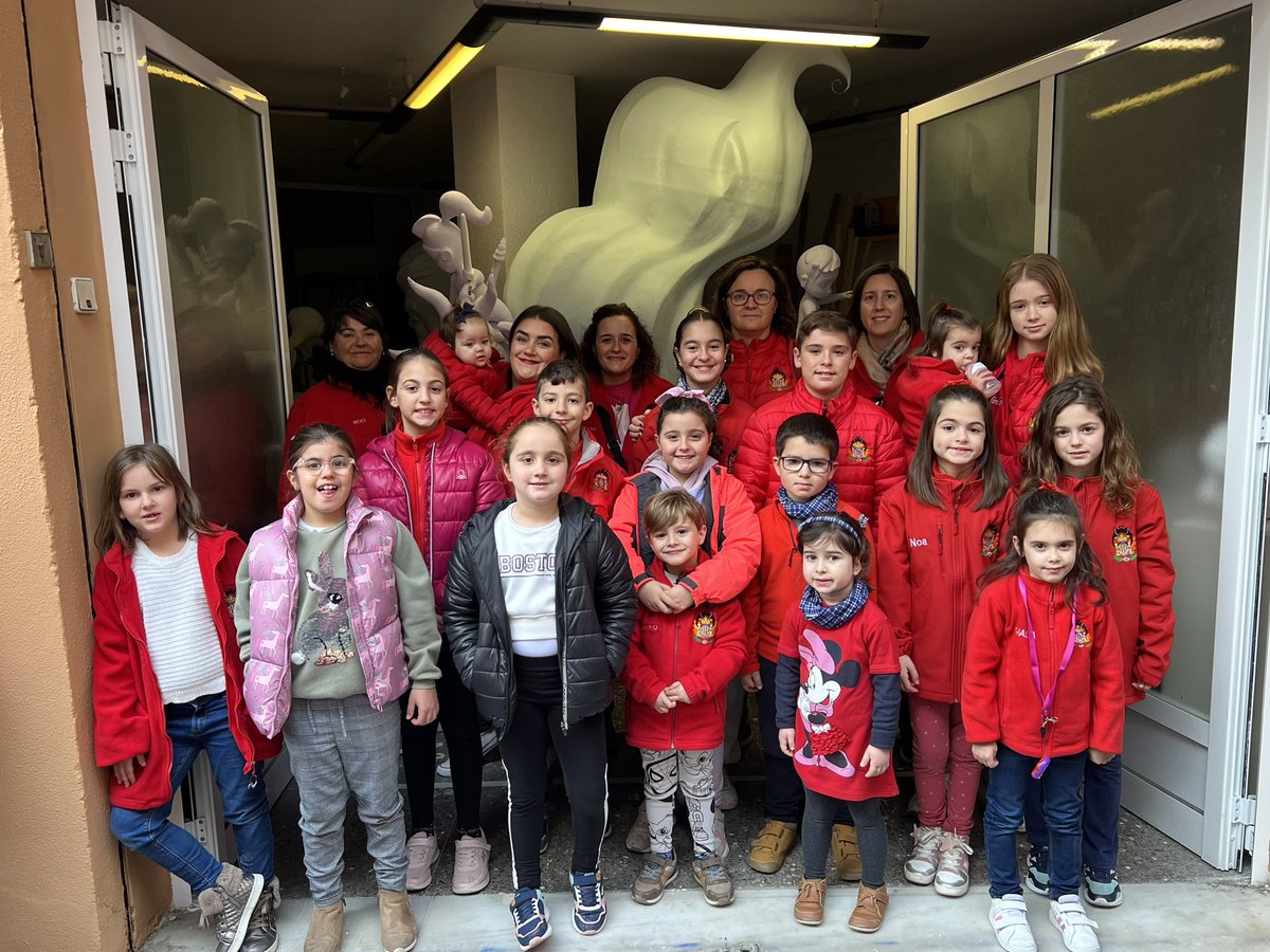 FallaStaCruzTfe's tweet photo. Visita al taller de nuestra artista fallera Ángela 🎨🔥 Gran fallita infantil! https://t.co/BON21nlpbh