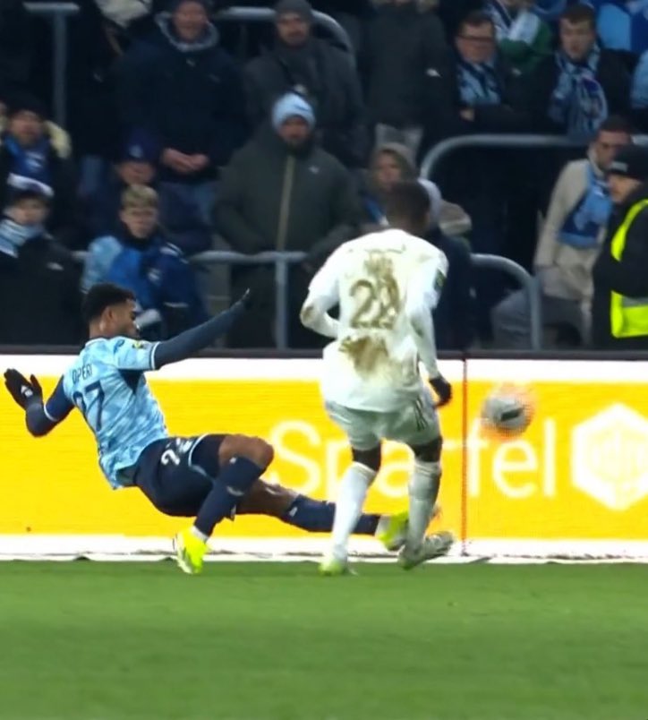 Deux salles, deux ambiance. <a href="/LFPfr/">Ligue de Football Professionnel</a> 

Ça ne se cache même plus.

Vous faites HONTE à la France, HONTE au football...

#HACOL #TeamOL