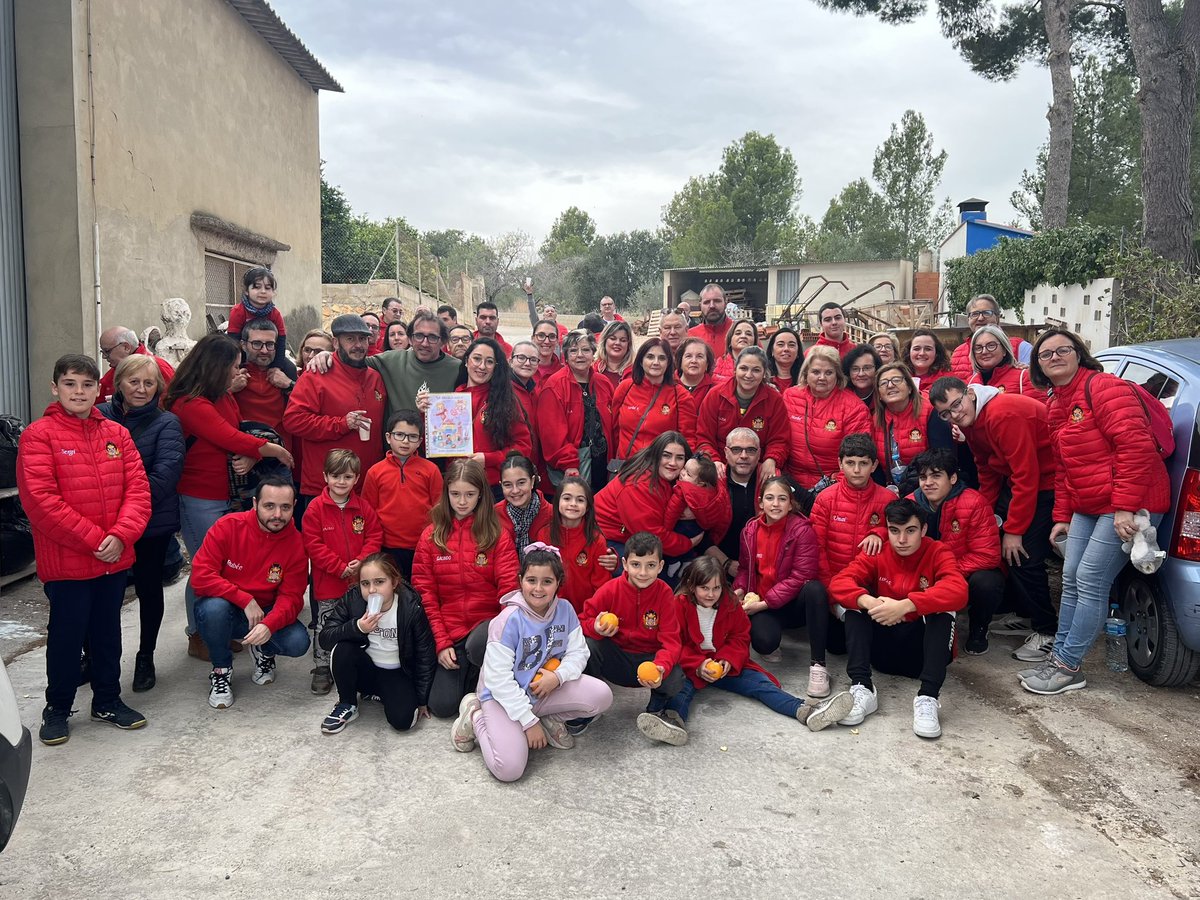 FallaStaCruzTfe's tweet photo. Visita al taller de nuestro artista fallero Enric 🎨🔥 Con muchas ganas de verla terminada! https://t.co/8NhIeYezNY
