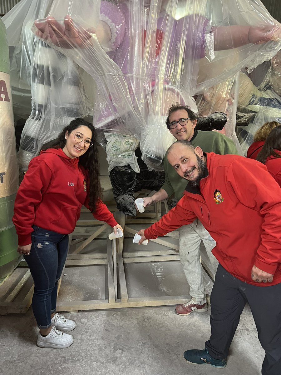 FallaStaCruzTfe's tweet photo. Visita al taller de nuestro artista fallero Enric 🎨🔥 Con muchas ganas de verla terminada! https://t.co/8NhIeYezNY