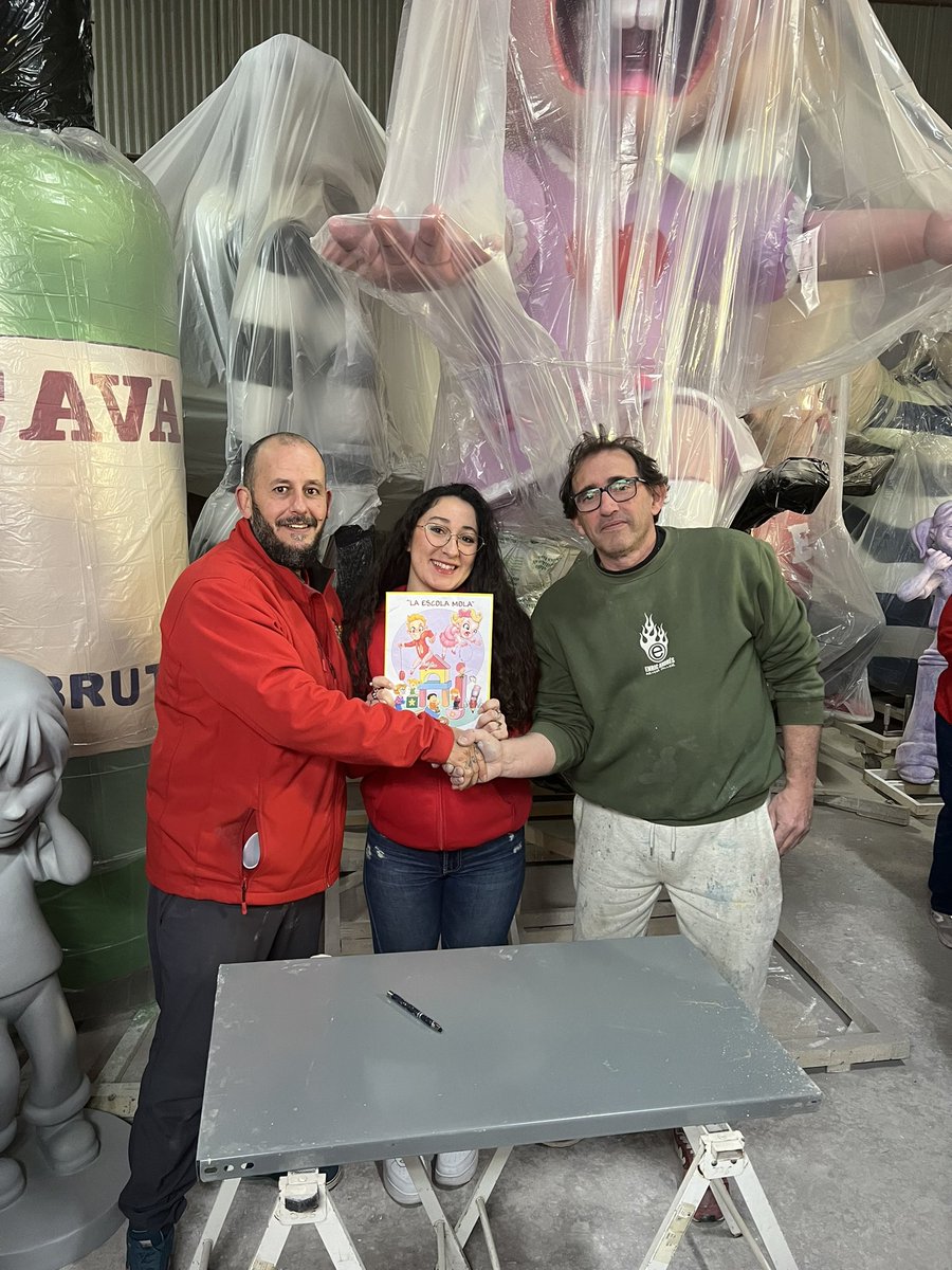 FallaStaCruzTfe's tweet photo. Visita al taller de nuestro artista fallero Enric 🎨🔥 Con muchas ganas de verla terminada! https://t.co/8NhIeYezNY