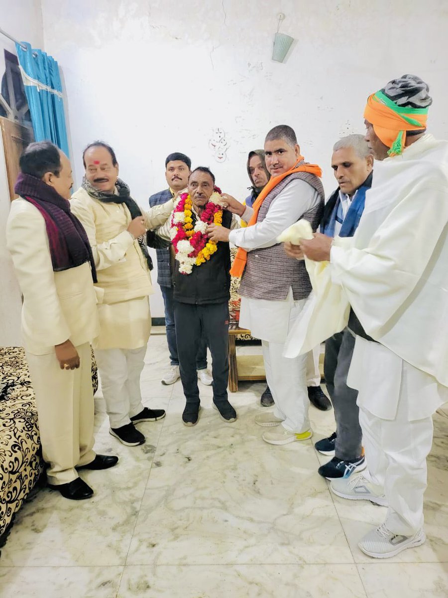 sldixitbjp's tweet photo. आज दिनांक १४ जनवरी को हमारे पारिवारिक सदस्य श्री सुनील सिंह ब्लॉक प्रमुख त्रिवेदीगंज जी के पिता श्री को उनके जन्मदिन पर उनके निवास पर पहुँच कर उन्हें उनके जन्मदिन के शुभ अवसर पर बधाई दी माँ पीताम्बर का आशीर्वाद सदैव चाचा जी पर बना रहे💐 https://t.co/hXJguSMGkh