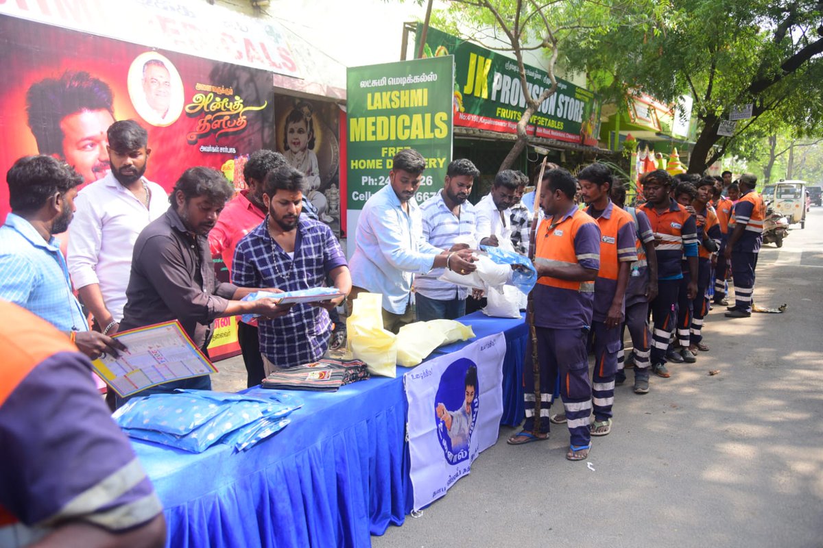 ananth15397's tweet photo. #இன்று 
தளபதி அவர்களின் அவர்களின் உத்தரவுப்படி

அகில இந்திய பொதுச் செயலாளர் அண்ணன் புஸ்ஸி N.ஆனந்த்Ex MLA அவர்கள் வழிகாட்டுதல்படி 

*நீலாங்கரையில் பணிபுரியும்* 
*#100_தூய்மைப்_பணியாளர்களுக்கு 
*5 கிலோ அரிசி, புடவை,* *வேஷ்டி,போர்வை, கரும்பு,* *காலண்டர்* அடங்கிய பொங்கல்* * https://t.co/aL33TFgP7r