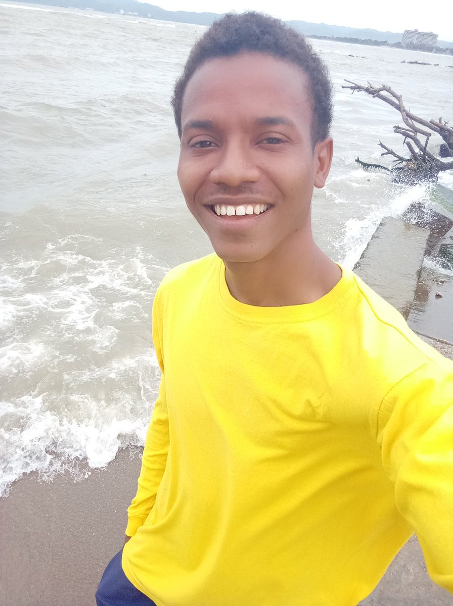 Luissojo78's tweet photo. Tan radiante como el 😎 

#amarillo
#beach
#moreno https://t.co/4XtZnodP6i