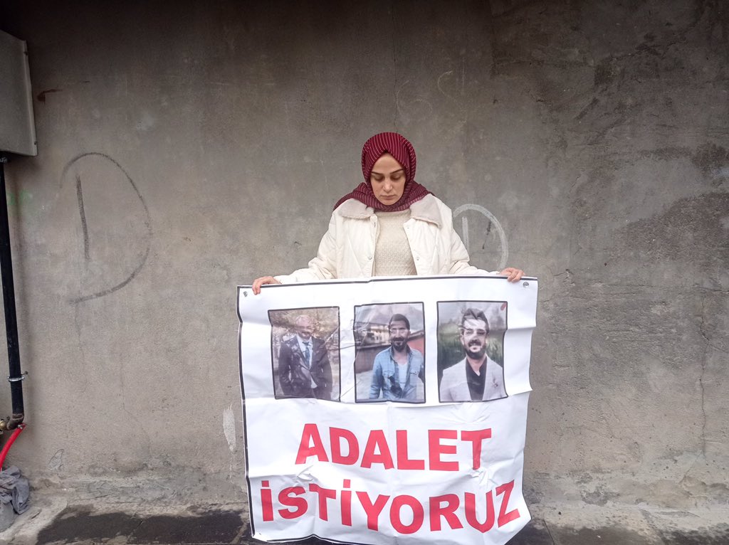 #hakkariliöğretmenlereadalet 
ADALET NÖBETİ 293.GÜNÜNDE DEVAM EDİYOR.
<a href="/RTErdogan/">Recep Tayyip Erdoğan</a> <a href="/adalet_bakanlik/">T.C. Adalet Bakanlığı</a> <a href="/eczozgurozel/">Özgür Özel</a> <a href="/meral_aksener/">Meral Akşener</a> <a href="/hdpdemirtas/">Selahattin Demirtaş</a> <a href="/ihdhakkari/">İHD HAKKARİ ŞUBESİ</a> <a href="/gergerliogluof/">Ömer Faruk Gergerlioğlu</a> <a href="/yilmaztunc/">Yılmaz TUNÇ</a> @alicelik_64 <a href="/HakkariBarosu/">Hakkari Barosu - Baroya Colemêrgê</a> <a href="/barola/">barola</a> <a href="/VanBaro/">Van Barosu - Baroya Wanê - Van Bar Association</a> <a href="/tcvanvaliligi/">T.C. Van Valiliği 🇹🇷</a> <a href="/ihdvan/">İHD Van Şubesi</a> <a href="/fatihportakal/">fatih portakal</a> <a href="/szctelevizyonu/">SÖZCÜ Televizyonu</a>