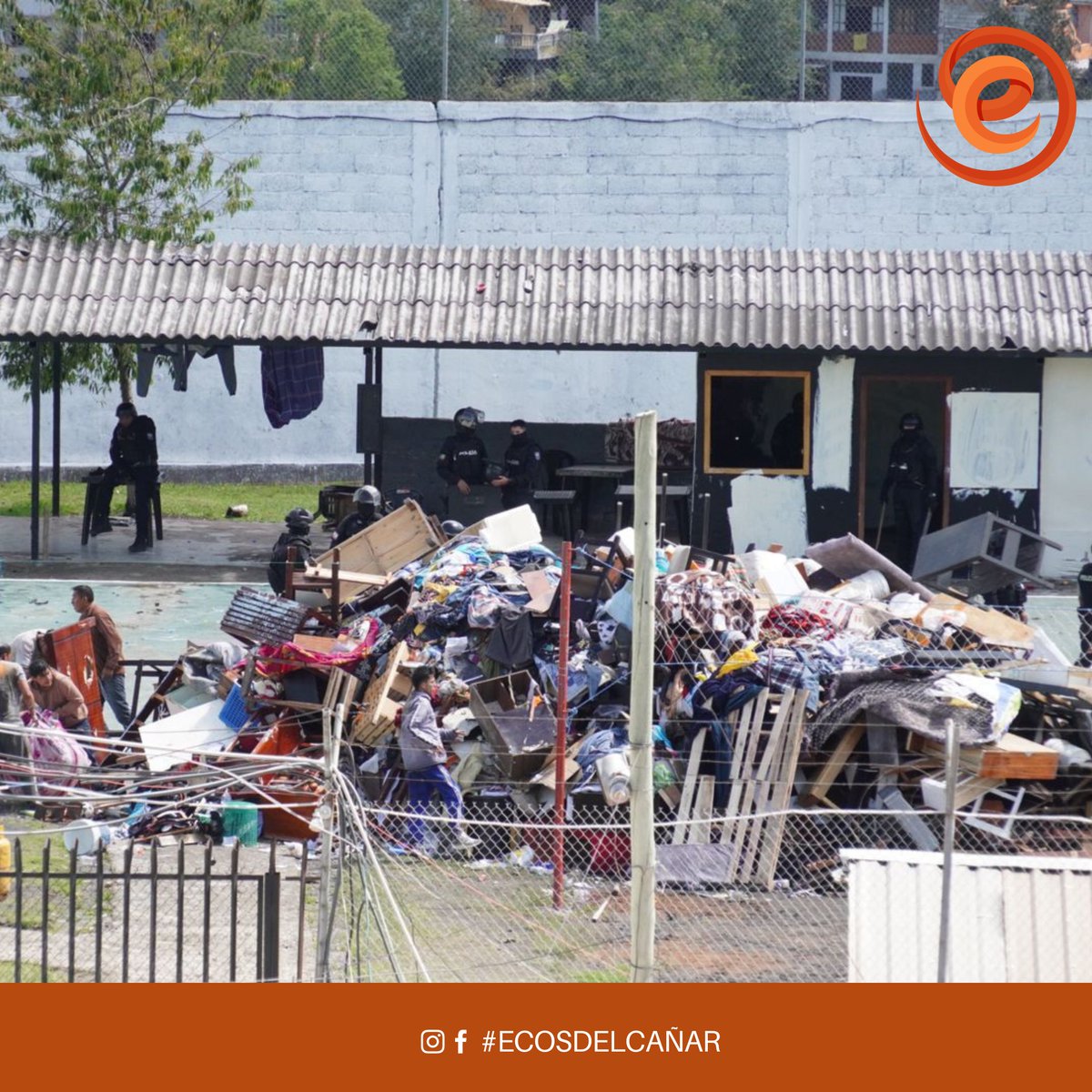 #ATENCIÓN | Luego de la intervención en la cárcel de Azogues, las Fuerzas Armadas y la Policía Nacional, realizaron allanamientos en las celdas y encontraron varios artículos prohibidos como electrodomésticos, sustancias sujetas a fiscalización y armas.