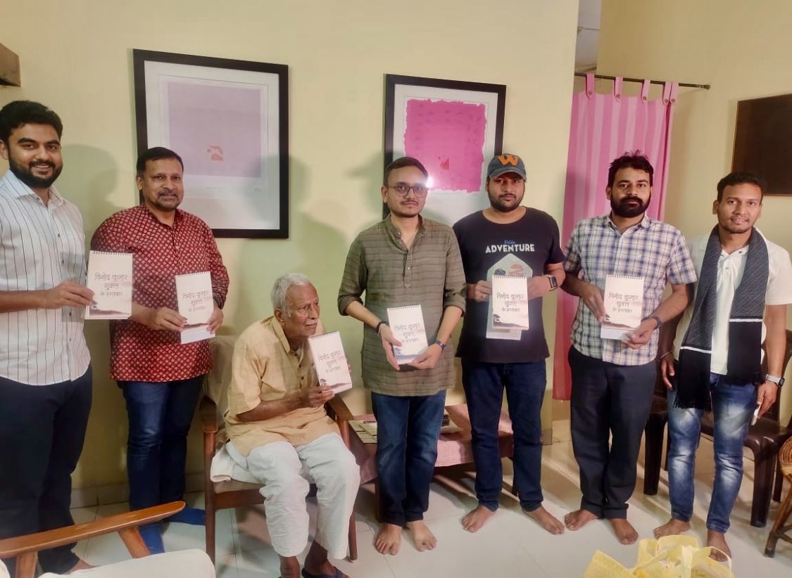 thealokputul's tweet photo. हिंदी के शीर्ष कवि-कथाकार विनोद कुमार शुक्ल की तस्वीरों और कविताओं वाले कैलेंडर का घरेलू विमोचन, उनके ही हाथों रायपुर में संपन्न हुआ.

इस कैलेंडर को युवा साथियों @parakh_jinendra @harsh_dubey4 और सूरज जी ने तैयार किया है. https://t.co/EraDRqqxoM