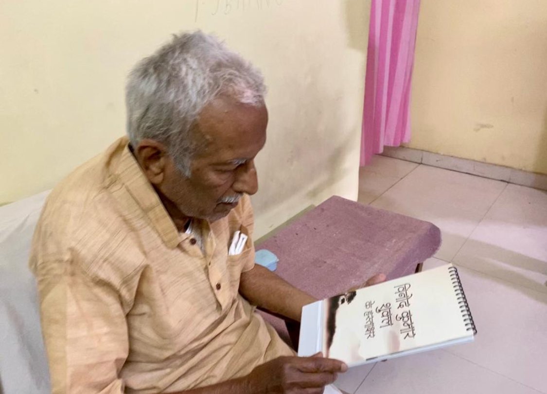 thealokputul's tweet photo. हिंदी के शीर्ष कवि-कथाकार विनोद कुमार शुक्ल की तस्वीरों और कविताओं वाले कैलेंडर का घरेलू विमोचन, उनके ही हाथों रायपुर में संपन्न हुआ.

इस कैलेंडर को युवा साथियों @parakh_jinendra @harsh_dubey4 और सूरज जी ने तैयार किया है. https://t.co/EraDRqqxoM