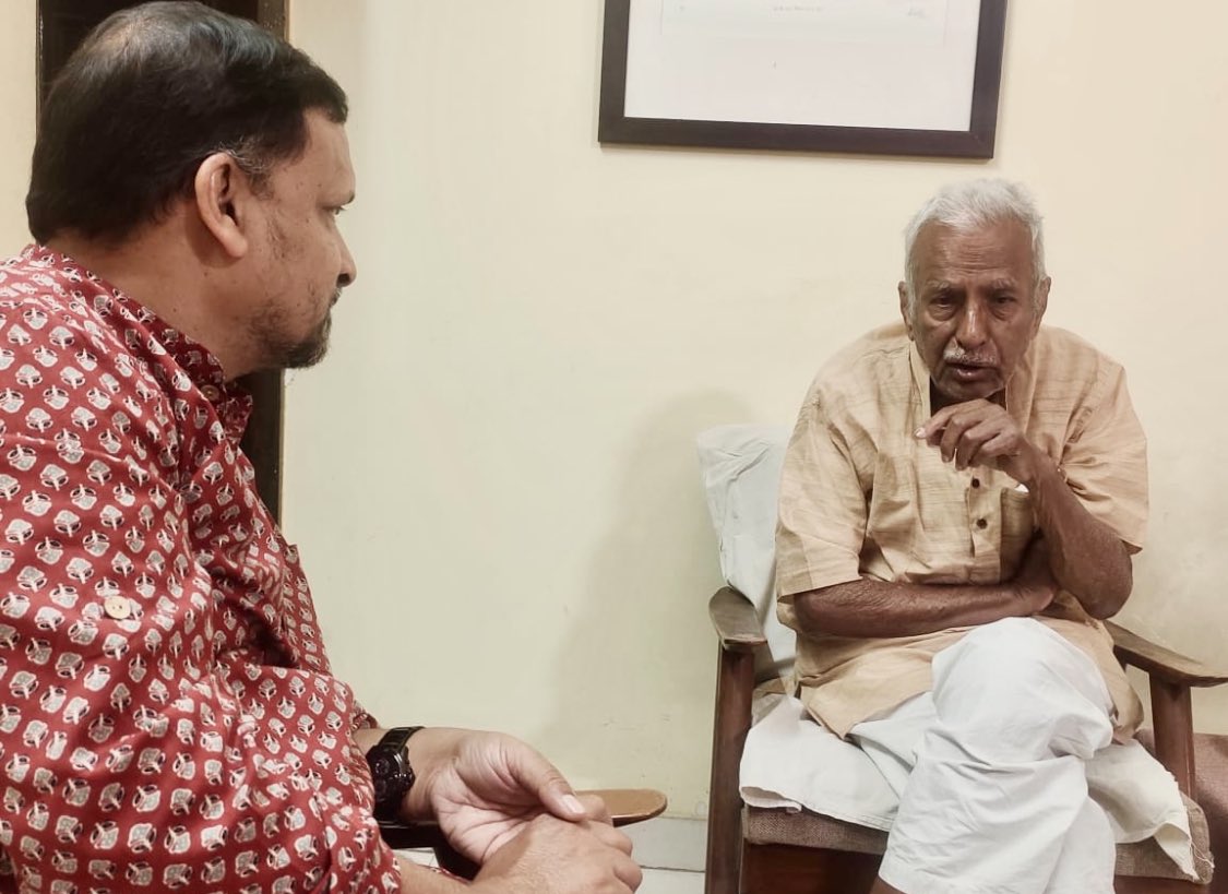 thealokputul's tweet photo. हिंदी के शीर्ष कवि-कथाकार विनोद कुमार शुक्ल की तस्वीरों और कविताओं वाले कैलेंडर का घरेलू विमोचन, उनके ही हाथों रायपुर में संपन्न हुआ.

इस कैलेंडर को युवा साथियों @parakh_jinendra @harsh_dubey4 और सूरज जी ने तैयार किया है. https://t.co/EraDRqqxoM