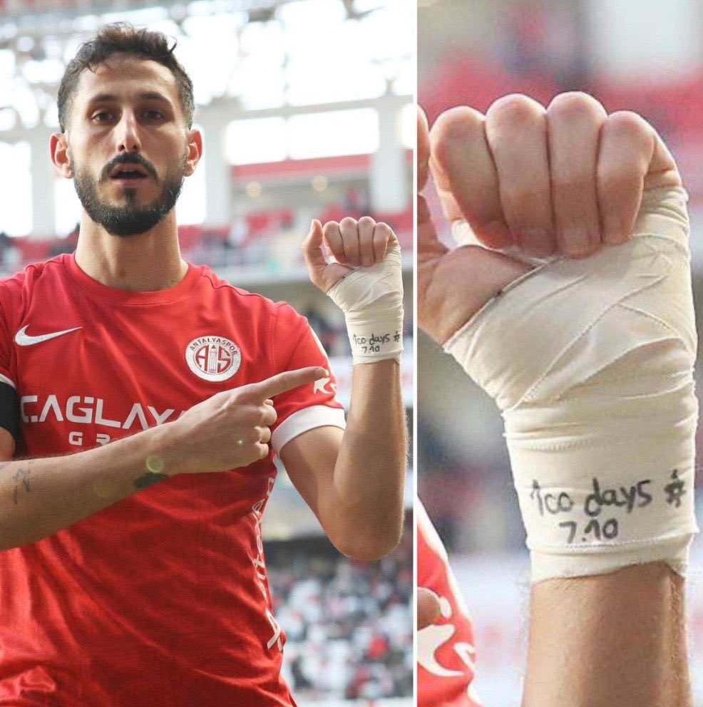Siyonizm hayranı futbolcu Sagiv Yehezkel'in terör devleti İsrail'e selam göndererek bebek katillerinin propagandasını yapması aşağılık bir gösteridir. 

Soykırımcıların yeri yeşil sahalar değil uluslararası mahkemelerdir!