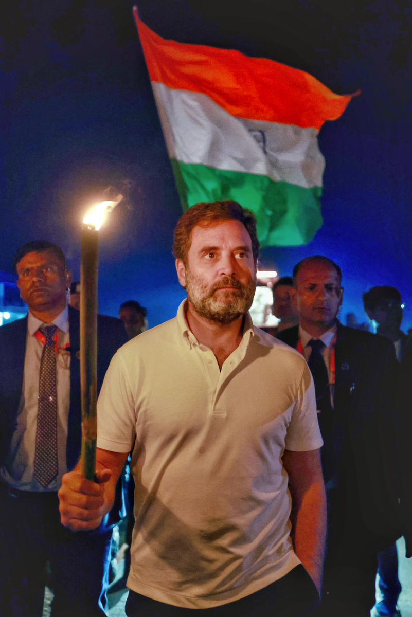 GhanshyamMahar_'s tweet photo. ले मशालें चल पड़े हैं लोग मेरे गांव के 
अब अंधेरा जीत लेंगे लोग मेरे गांव के 

#BharatJodoNyayYatra https://t.co/0UzRiJvuXt