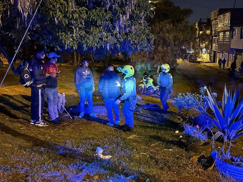 PoliciaSoacha_'s tweet photo. Con actividades preventivas de patrullaje, registro y solicitud de antecedentes a personas, en parques y vías principales, fortalecemos la seguridad ciudadana en la prevención del hurto. Reporta cualquier incidente a la #Línea123.
#SoachaSegura 
#SibateSeguro https://t.co/cJP9uTjMvO