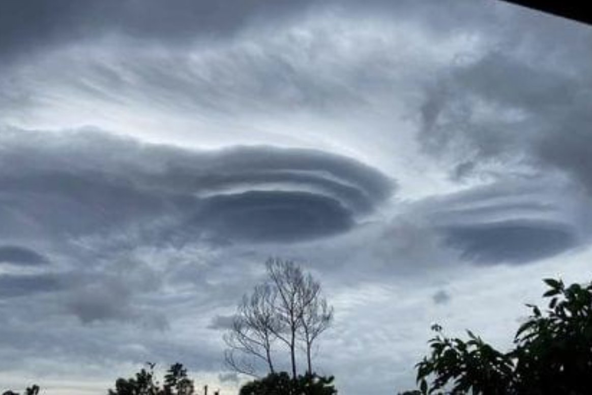 silvano_trotta's tweet photo. Nos Amis de l'Ile de la Réunion, sont sur la route du cyclone Belal. Les habitants sont confinés chez eux. 
On pense très fort à eux. Des images du ciel qui m'ont été envoyées. Vous en pensez quoi ? https://t.co/OnN37cZImN