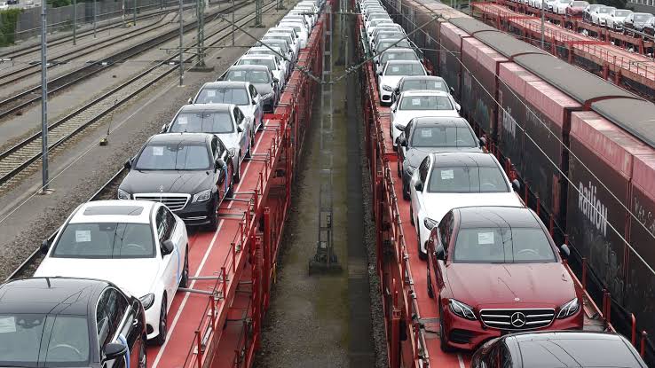 BJP4PuneFreeBus's tweet photo. @sudhirmehtapune Train tracks instead of roads
Will help all segments
Trains can safely cargo cars trucks passengers
@80kmph at the minimum
Electric loco are polluting free
What is the harm if the cars are ported in trains akin
Driverless cars?
#CyrusMistri
#Samruddhi
#DeathTrap https://t.co/ApK97SVnOD