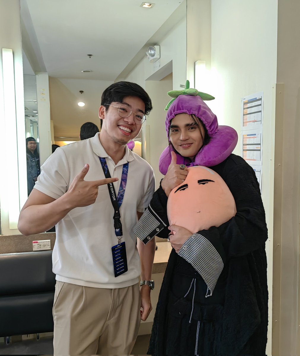 sskaitcomics's tweet photo. Met @imszmc and @JoshCullen_s and I realized how super down to earth nila in person. I know they dont have enough sleep for 2 days but their performance are always a 110%! Mad respect for the grind and talent of these awesome artists 

Realizing this nung day 1 of the event, thought of giving them neck pillow for day 2 it was perfect since they travel alot and for napping. They warmly accepted the gift and were happy abt it 🤗

Sidenote, aliw kasi Pablo was hugging the egg plushie, na kahawig ni eri, till the paglabas ng dressing room. 😂 So happy they appreciate the stuff