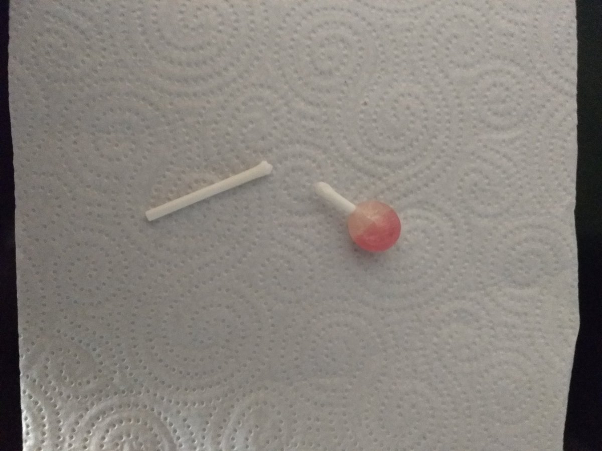 jramonfernandez's tweet photo. Cuidar el medioambiente está muy bien, pero me preocupa que todos los chupa chups que mi hija ha tomado se parten por la zona en contacto con los labios al humedecerse el papel del palito.  Creo que esto puede suponer un riesgo de atragantamiento. https://t.co/M7MAVkv8GI