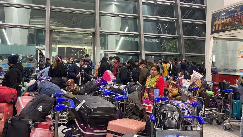 MuktaPunj's tweet photo. @narendramodi ji….please help. No one is here to help hundreds of stranded airline passengers of #AirIndia Senior officers all are not responding not reachable https://t.co/iplJXtH7Yc
