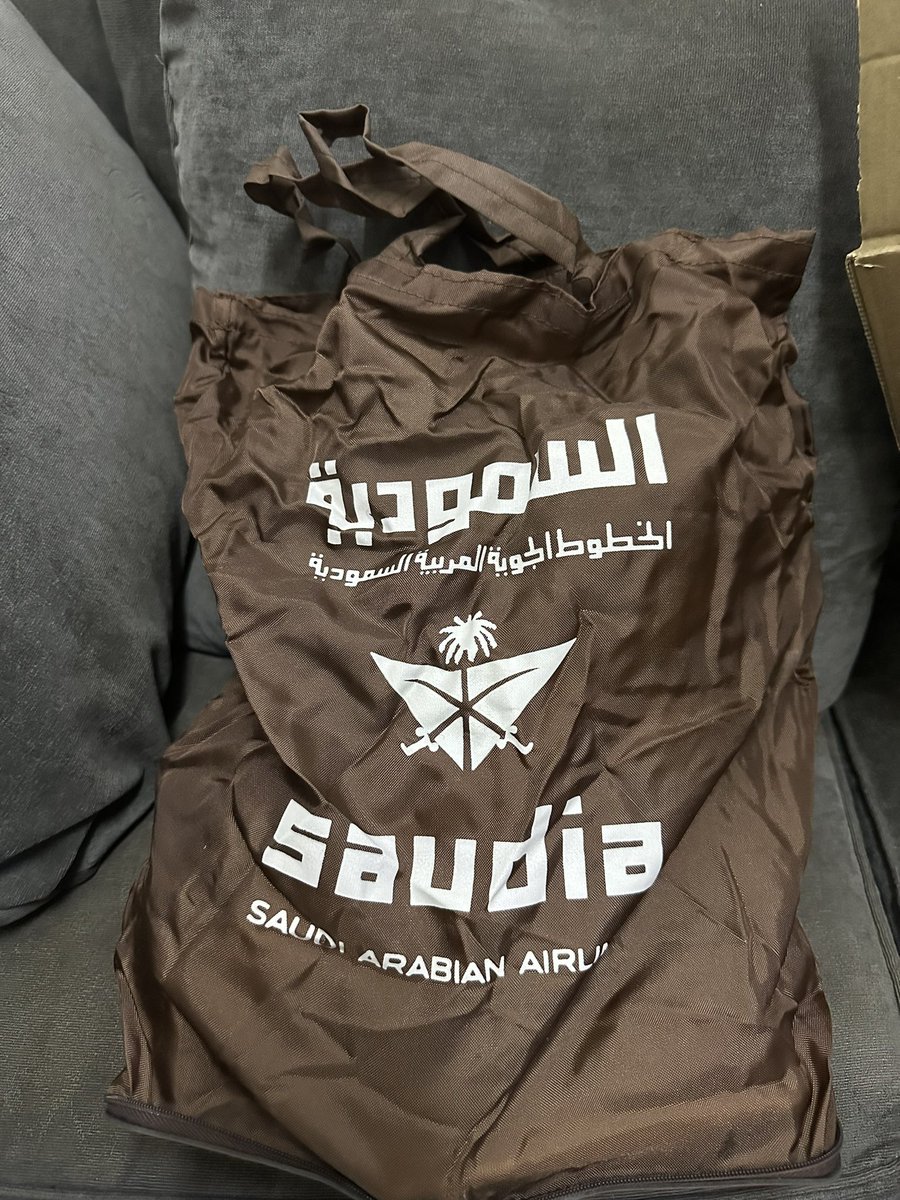 knoz_i's tweet photo. مازلنا نحتفظ ببعض الهدايا التذكارية المقدمة من #الخطوط_السعودية عام الثمانين .. شنطة على هيئة محفظة اثرية وقيمة لا تقدر بثمن .. 

كل الشكر والمحبه ..

@SaudiaGroup 
@ksagaca https://t.co/vIPUYQbYMV
