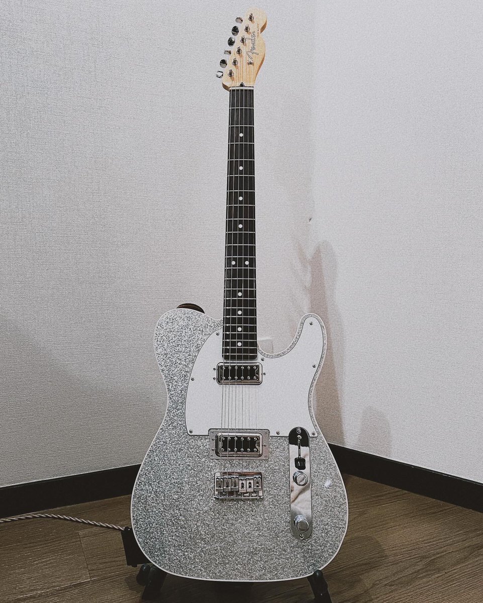 1992ccc's tweet photo. ジャンッ
新しいギターが仲間入りしたよ！！
1枚目シルバーラメのテレキャス
ロックンロール！！

#Theコットンクラブ
#fender  #telecaster 
#gretch #silverfalcon https://t.co/IWaa1eTmrP