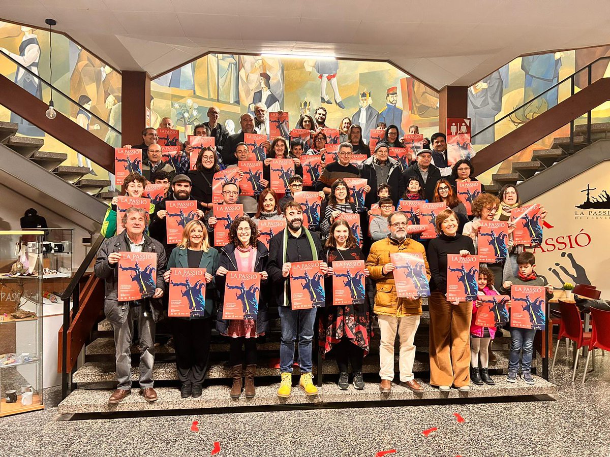 passiodecervera's tweet photo. Avui hem presentat la imatge de La Passió de Cervera d’aquest 2024 i les novetats de la temporada 
 
➡️ La imatge, de la dissenyadora cerverina Anna Domenjó, és impactant i fa referència al penjament de Judes
 
➡️La direcció artística s’amplia, es renoven escenes del tercer acte https://t.co/sAxQnS93zk