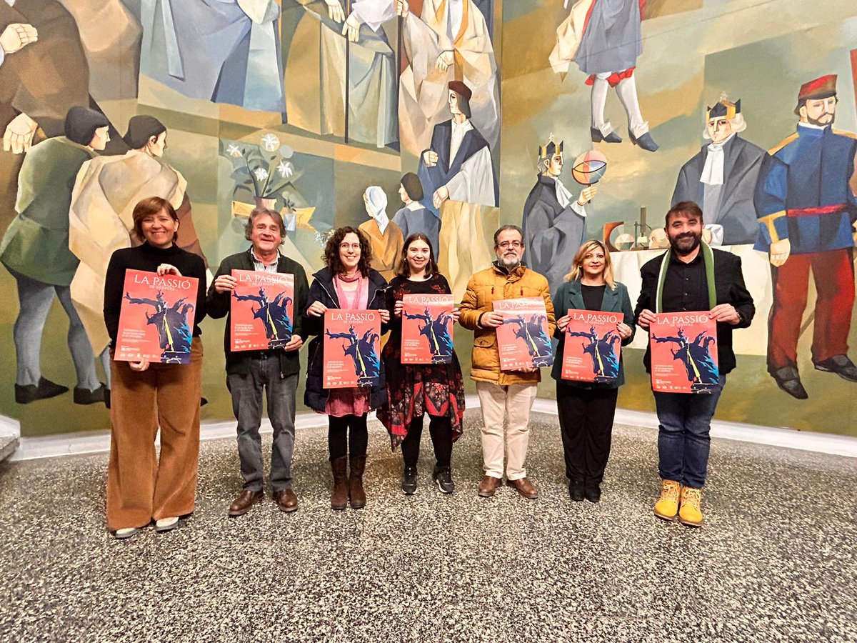 passiodecervera's tweet photo. Avui hem presentat la imatge de La Passió de Cervera d’aquest 2024 i les novetats de la temporada 
 
➡️ La imatge, de la dissenyadora cerverina Anna Domenjó, és impactant i fa referència al penjament de Judes
 
➡️La direcció artística s’amplia, es renoven escenes del tercer acte https://t.co/sAxQnS93zk