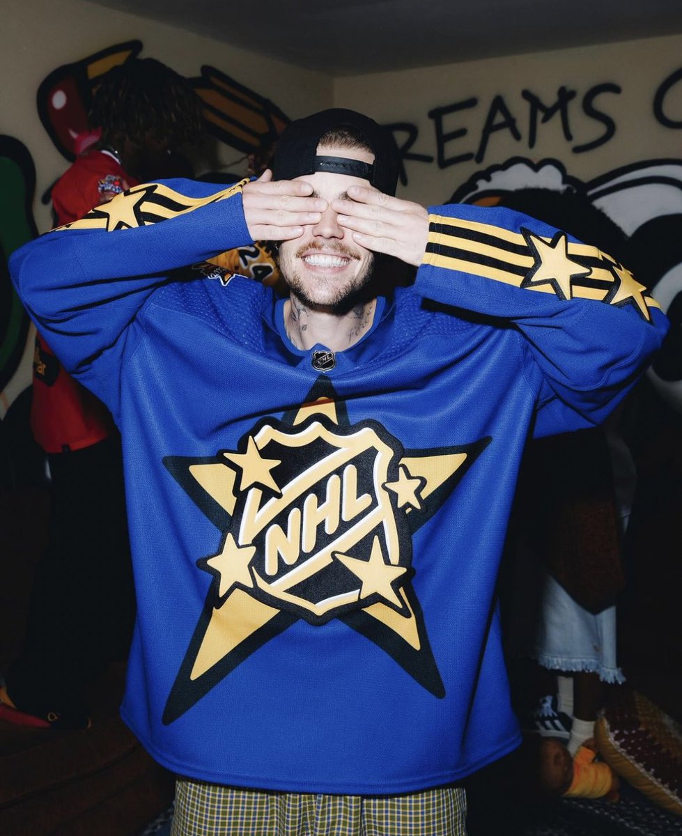 bieberupdate_jp's tweet photo. 1月14日(日)、NHL(ナショナルホッケーリーグ)とアディダスが2024年オールスターゲームのジャージを発表。ジャスティンとジャスティンのアパレルブランドDrew house (ドリューハウス)とコラボしたデザインとなっています👏🏑🍁🫥 https://t.co/J3pBdZnvqX
