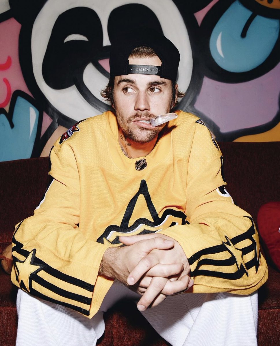 bieberupdate_jp's tweet photo. 1月14日(日)、NHL(ナショナルホッケーリーグ)とアディダスが2024年オールスターゲームのジャージを発表。ジャスティンとジャスティンのアパレルブランドDrew house (ドリューハウス)とコラボしたデザインとなっています👏🏑🍁🫥 https://t.co/J3pBdZnvqX