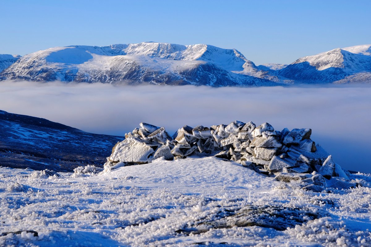 CraigB71615970's tweet photo. Cloud inversions and brocken spectres around Drumochter on Friday #BenAlder #LochEricht #brokenSpectre #munros #mountans #scotland #snow @walkhighlands https://t.co/rpL6wax8DY