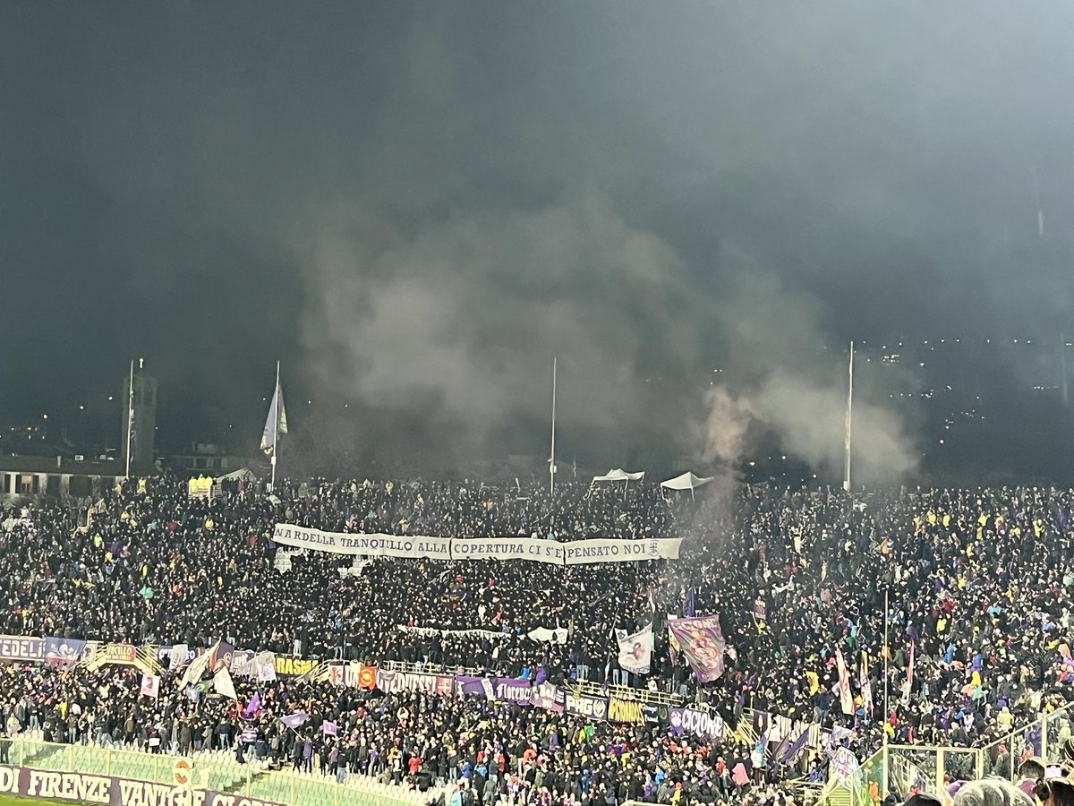 “Nardella tranquillo alla copertura ci s’è pensato noi” 

e i gazebini dietro…

GENI.

#FiorentinaUdinese