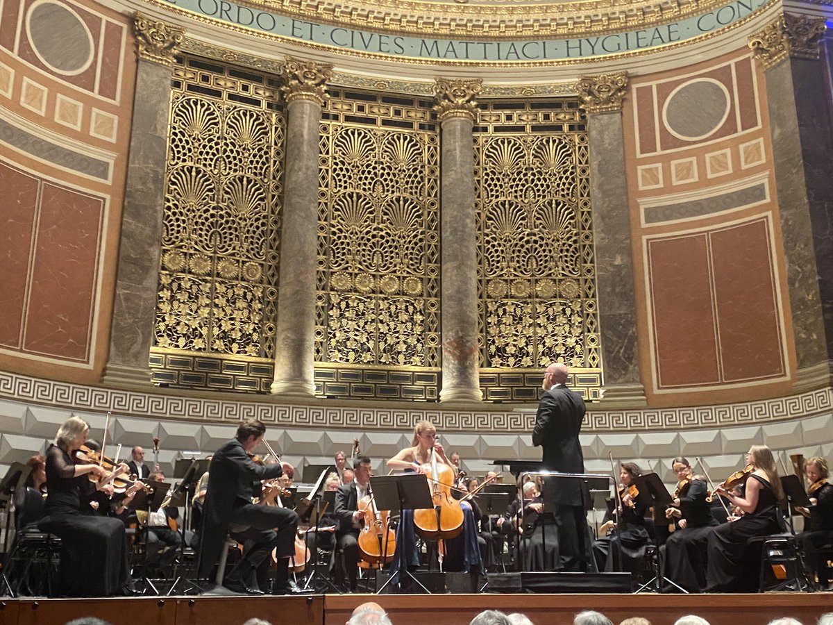 Heute Nachmittag für @OREG_Tweets auf Einladung von Merck beim Neujahrskonzert der Deutschen Philharmonie Merck im Kurhaus in Wiesbaden mit tollem Cello-Solo. Viele bekannte Gäste aus Wirtschaft und Politik.