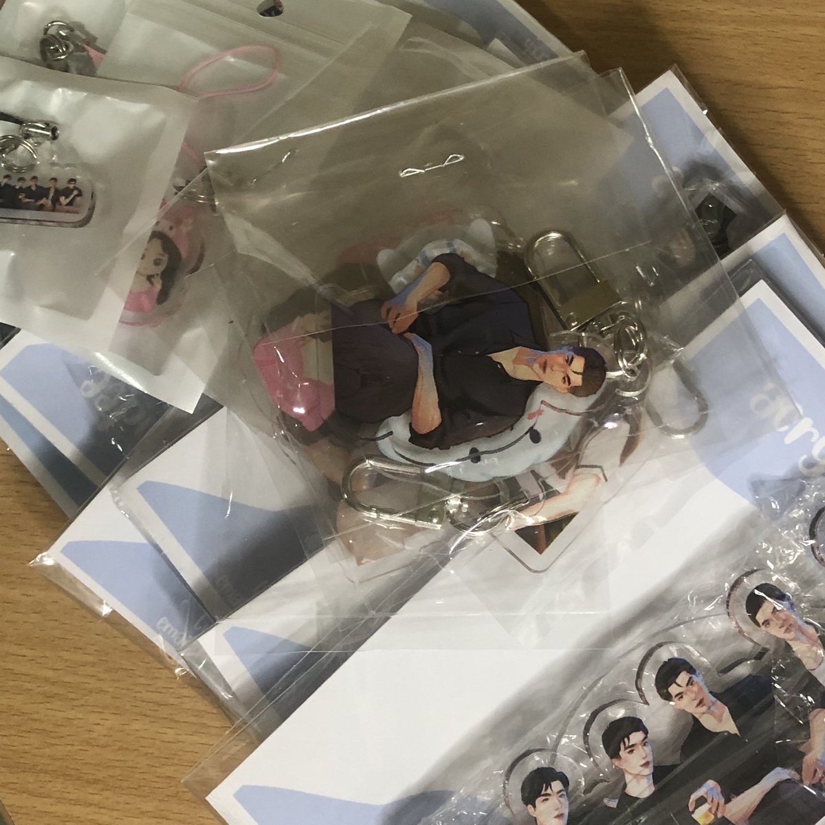 📣 | November Merch &amp; #SolaceBatch2 Update:

Dumating na po yung mga acrylic merch! Magsisimula na ko mag-pack &amp; fulfill ng mga orders starting Monday. 

Expect emails regarding shipment around this week!