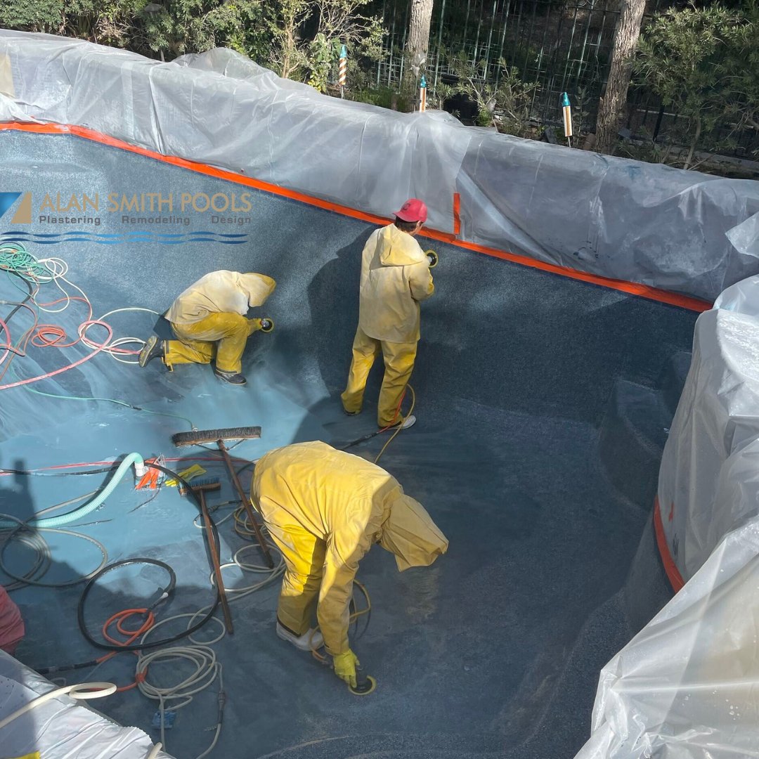 PoolRemodeling's tweet image. Our in-house plaster crew is hard at work polishing a Wet Edge Sapphire Treasure Polished Pebble Finish in Trabuco Canyon!!!

#AlanSmithPools #WetEdge #PolishedFinish #PlasterCrew