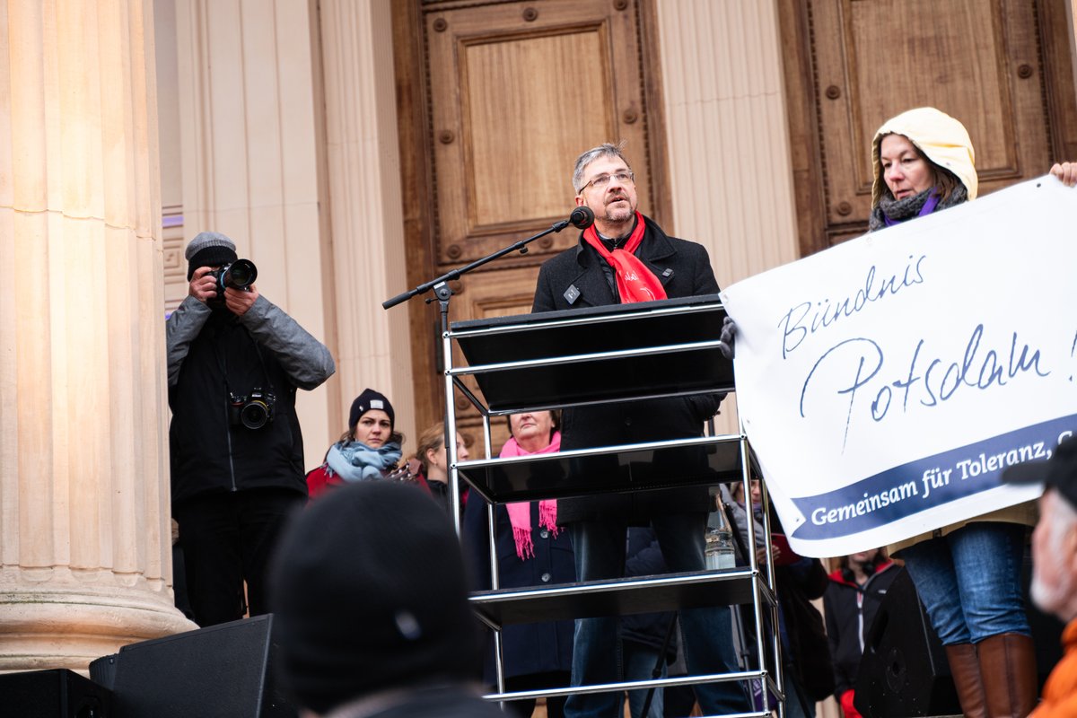 👏#DANKE! Rund 10.000 Teilnehmerinnen und Teilnehmer kamen heute zum Alten Markt und setzten ein Zeichen gegen Rechtsextremismus und Umsturzpläne und für ein buntes und weltoffenes #Potsdam. #PotsdambekenntFarbe #Demokratie #NieWieder #Correctiv #afd