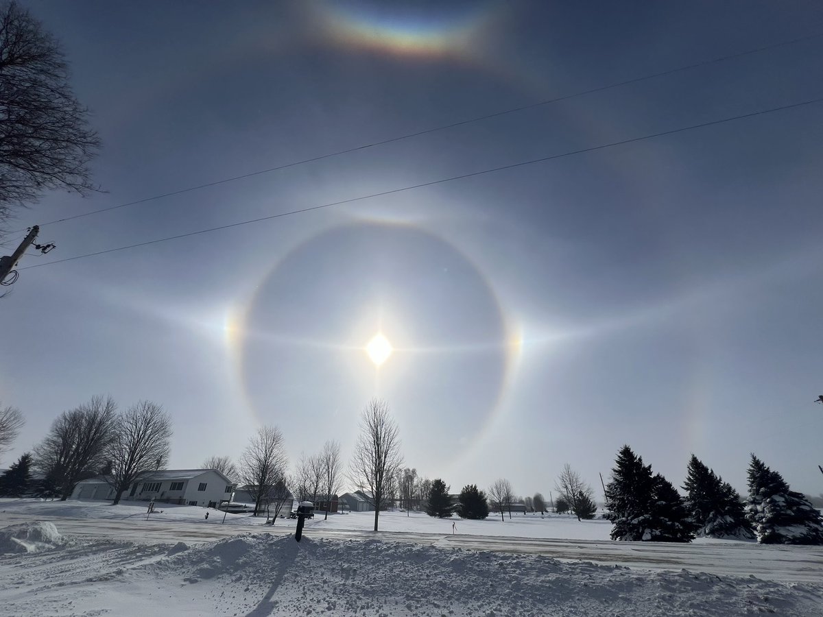 kariredjay's tweet photo. Temperature -10 with windchill -31  #iawx #StormHour https://t.co/XNcYyLt36w