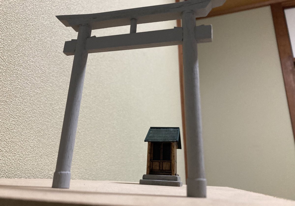 adca0054's tweet photo. この針葉樹の一角に小さな神社区画を設けます。

#ミニチュア #ジオラマ #特撮 #特撮ジオラマ #特撮模型 #miniatures #dioramas #鳥居 #祠 #社 #神社 https://t.co/yvYOScjiyF