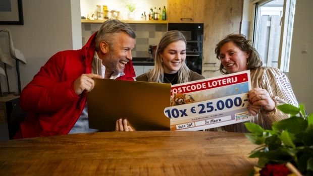 Wim uit De Meern wint tien jaar lang 25.000 euro per jaar bij de Postcode Loterij   -  varnws.nl/leidscherijn/l…