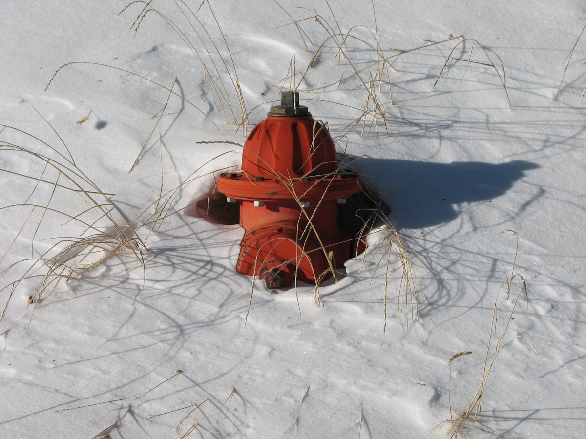 MMFD1_2's tweet photo. Make sure to clean 3 feet around your fire hydrant. It will prevent lost time for firefighters responding. @ChristaLowry https://t.co/2wULE2gO5y