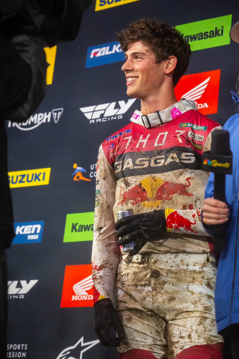 Anoche gané mi primera HEAT 🔥🔥🔥 ¡Fue alucinante! Súper feliz de hacer historia 🇪🇸 Además la organización fue una pasada. Cómo arreglaron la pista y velaron por la seguridad de los pilotos. Contento con la MAIN porque pese a una mala salida hice una gran remontada.P7 #111⭐️⭐️⭐️