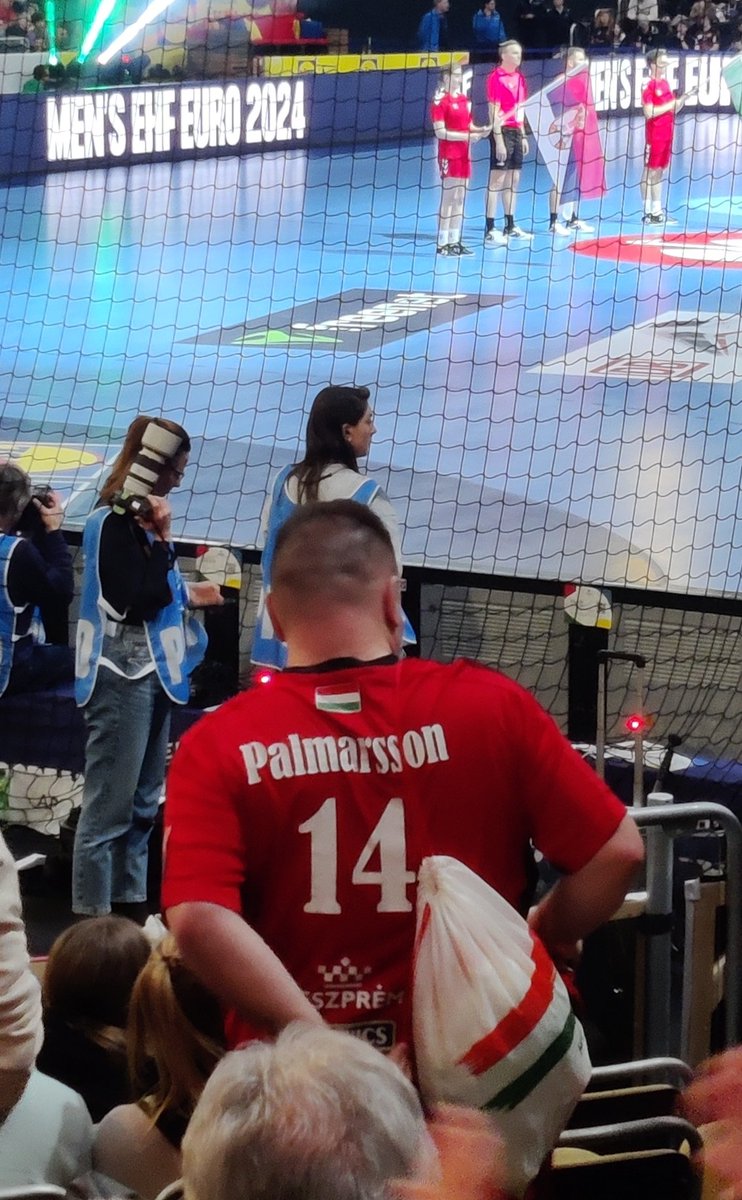 Ungverjarnir eru ekki búnir að gleyma sínum manni #emruv