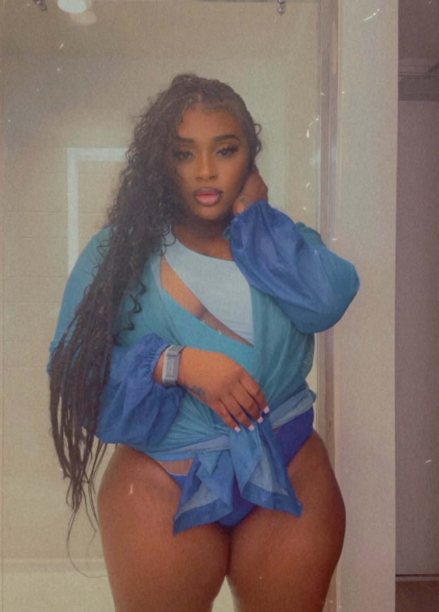 MadeYouLookk_'s tweet photo. Don’t get too close , she dangerous https://t.co/j2BCDdn1r1