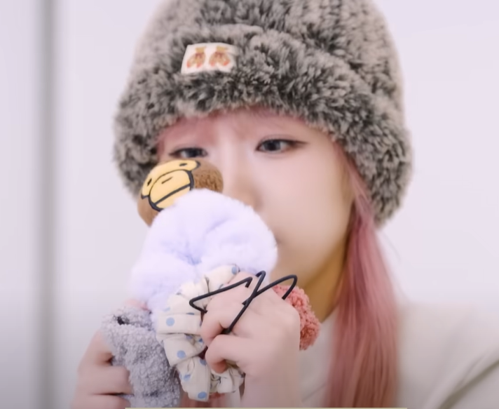 outfitsofgg's tweet photo. #YENA's good morning routine 🌅

🦄 Despicable Me unicorn plush keychain: https://t.co/4vO89GcgWa (secondhand?)

🦧 her favorite scrunchie is by #ABathingApe (the character is called Baby Milo)
https://t.co/udu0ikXuc6

🏷️#oogg_YENA ; #oogg_ABathingApe https://t.co/ncwzqpry9T