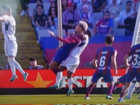 oskarman's tweet photo. Qué fácil es pitarle un penalty a Araujo… https://t.co/ujYmMBcEW9